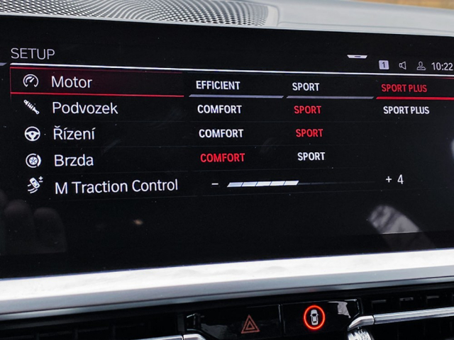 Všechna nastavení jízdních systémů jsou na jedné obrazovce na centrálním displeji, včetně nastavení intenzity protiprokluzového systému. Dvě konfigurace lze uložit pod tlačítky rychlé volby na volantu