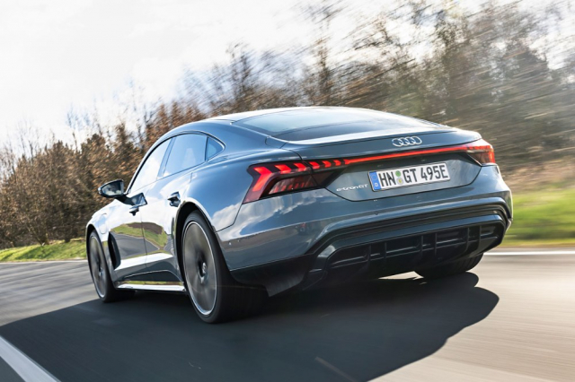 Audi e-tron GT je zjevením. Kdyby nic jiného, tak ukazuje praktickou využitelnost elektrického poháněcího ústrojí v moderních sportovních automobilech