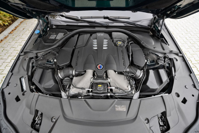Motor 4,4 l V8 získal zásluhou zvětšených turbodmychadel, upravené elektroniky a přepracovaného výfuku oproti jednotce v BMW 750i dalších 57 kW (78 k) a 50 N.m