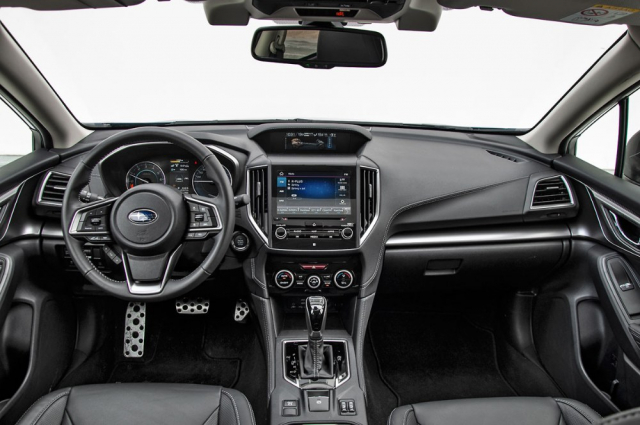Výborná pozice za volantem, stejně jako jednoduchá ergonomie, vás potěší pokaždé, když usednete za volant. V dnešní době plné dotykových displejů je to hotový balzám