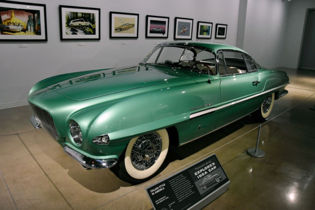 Chrysler, tak jako konkurenční automobilky, nechal stavět speciály jako upoutávky expozic na autosalonech. Plymouth Explorer (1954) ošatila v Itálii Carrozzeria Ghia ručně zhotovenou karosérií
