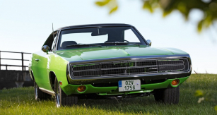 Charger byl jednou z odpovědí koncernu Chrysler na impozantní nástup Mustangu od konkurenční Ford Motor Company
