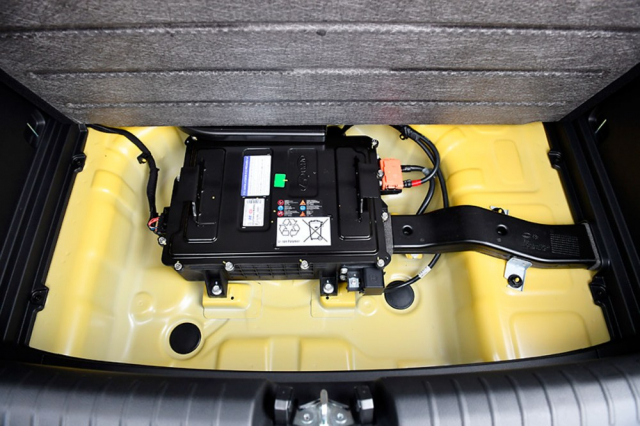 Jádrem 48V mild hybridního pohonu je akumulátor uložený v prostoru pro rezervní kolo
