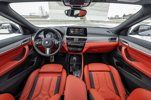 Palubní deska shodná s BMW X1 je přehledná, vynikající je obsluha i funkčnost infotainmentu. K dispozici jsou zajímavá barevná provedení