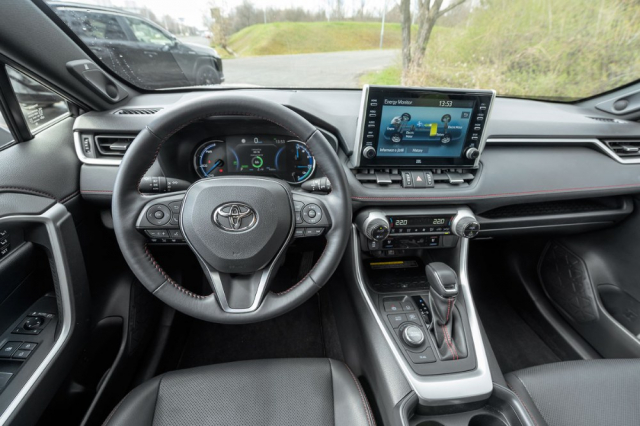 Interiér aktuální generace Toyoty RAV4 nabízí velmi kvalitní zpracování a hodnotné materiály. Potěší také dostatek prostoru ve všech směrech