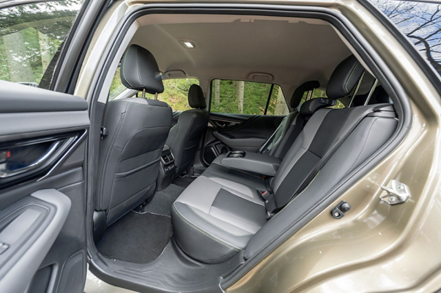Prostorná zadní sedadla poskytují vysokou míru komfortu i zásluhou možnosti změny sklonu opěradel