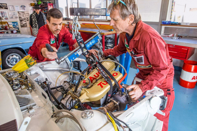 Velký okamžik: restaurátoři Bachmann a Frey instalují pětiválcový přeplňovaný motor o výkonu 320 k