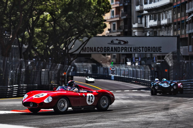Jeden z nejlepších bojů víkendu: vítězné Maserati 300S následované Jaguarem D-Type