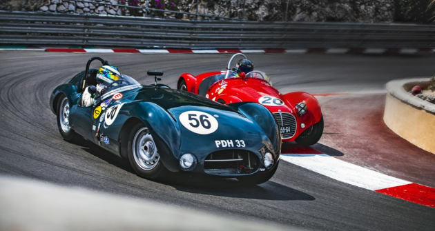 Ostré souboje: rudé Maserati A6GCS bojuje o pozici s černým Cooper-Jaguarem T33. Sportovně-závodním vozům z 50. let patřila třída C