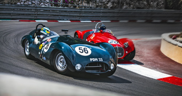 Ostré souboje: rudé Maserati A6GCS bojuje o pozici s černým Cooper-Jaguarem T33. Sportovně-závodním vozům z 50. let patřila třída C Ostré souboje: rudé Maserati A6GCS bojuje o pozici s černým Cooper-Jaguarem T33. Sportovně-závodním vozům z 50. let patřila třída C