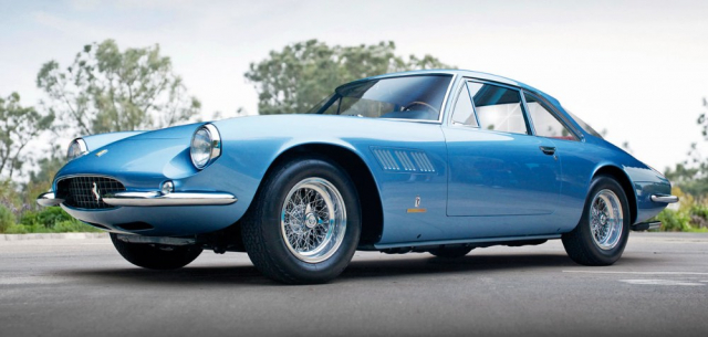 „Italský styl znamená vyváženost linií a smysl pro proporce a harmonii, takže potom, co uplyne nějaký čas, zůstává stále živé něco, co je víc než jen vzpomínka na krásu,“ řekl Battista Pinin Farina. Na snímku Ferrari 500 Superfast Series I (SF) 1964–1965