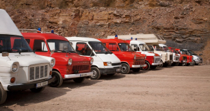 Pevnou součástí klubového mobiliáře jsou užitkové vozy Ford Transit