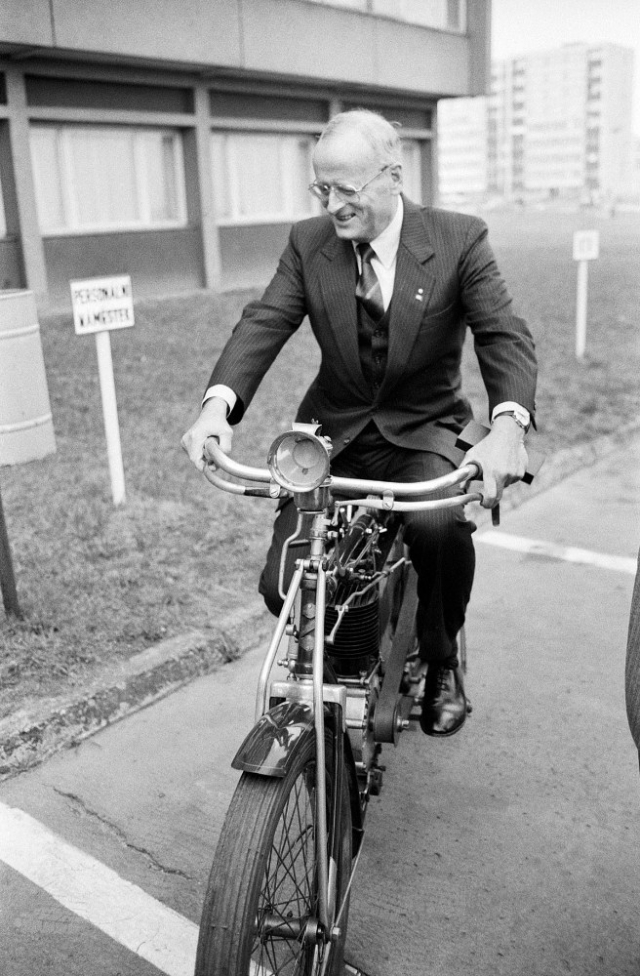 Carl Hahn na historickém motocyklu Laurin &amp; Klement během své návštěvy Mladé Boleslavi v rámci podpisu finální smlouvy