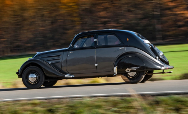 Tvary Peugeotu 302 jsou velmi elegantní. V našich končinách takový vůz opravdu jen tak nepotkáte