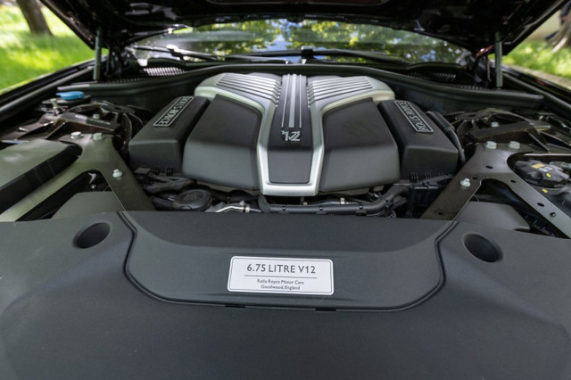 Motor V12 má stejně jako v ostatních nových modelech Rolls-Royce zdvihový objem tradičních 6,75 litru
