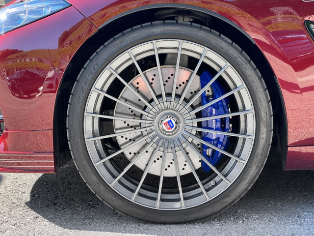 Alpina u modelu B8 zvětšila o 20 mm průměr kol z 685 na 705 mm. Typická kovaná kola jsou navíc velmi lehká