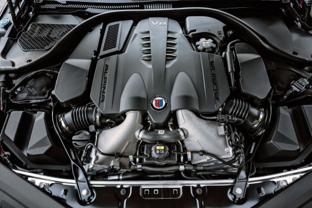 Motor vychází ze standardní jednotky BMW N63, s upravenými turbodmychadly, zvětšenými chladicími systémy a upravenou elektronikou však dává o 70 kW (91 k) větší výkon a o 50 N.m více točivého momentu. Z většího zátahu ve středním pásmu je jasně znát použití intenzivnějšího přeplňování. Motor BMW M8 s podobným výkonem je ale mnohem ostřejší