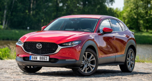 Mazda CX-30 je pohledným kompaktním crossoverem se zvýšenými sedadly, vynikajícími jízdními vlastnostmi a nově i citelně vylepšeným nejvýše postaveným motorem