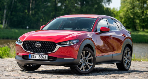 Mazda CX-30 je pohledným kompaktním crossoverem se zvýšenými sedadly, vynikajícími jízdními vlastnostmi a nově i citelně vylepšeným nejvýše postaveným motorem