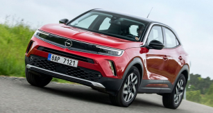 Opelu se podařilo vymyslet originálně pojatou příď, která se postupně rozšiřuje na další modely