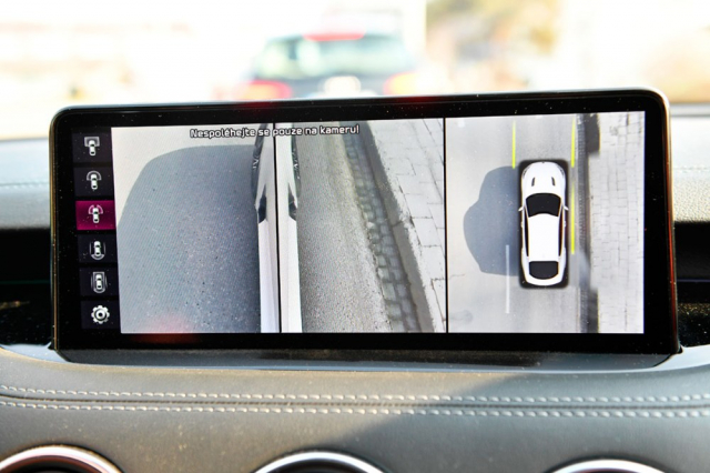 Systém čtyř kamer umožňuje volbu z řady způsobů zobrazování okolí vozu