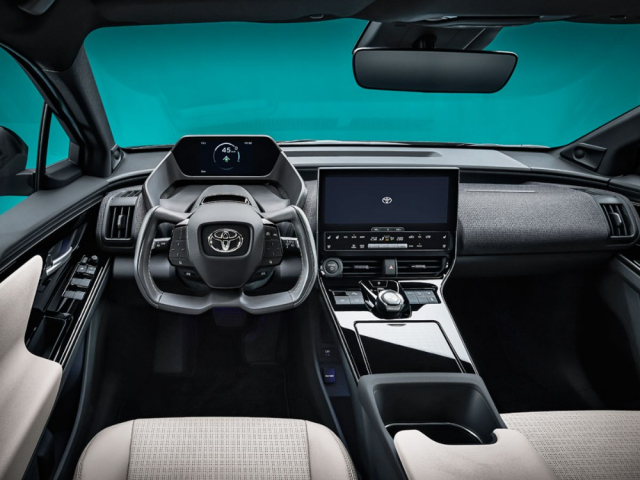 Interiér konceptu Toyota bZ4X v sériovém provedení dostane volant, ale jeho pojetí by mělo sdílet i budoucí elektrické Subaru