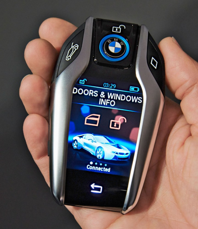 Display Key od BMW je v podstatě malým mobilním telefonem, který umí spoustu dalších věcí. Odpovídá tomu také zhruba trojnásobná cena oproti klasickému modernímu klíčku