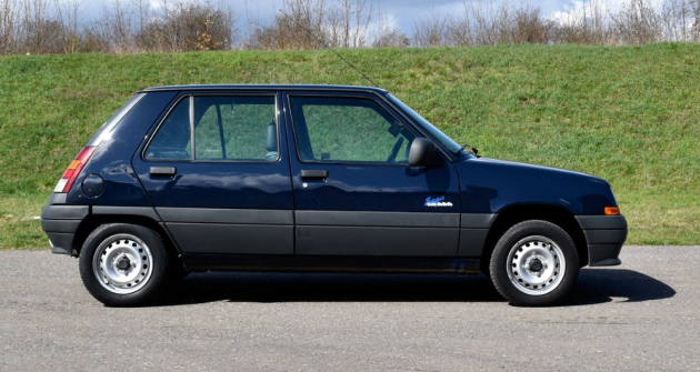 Profil, který si nikdo nesplete. I po letech dělá malý Renault, zde ve verzi Supercinq a edici Saga, velkou parádu. A to za pár korun Profil, který si nikdo nesplete. I po letech dělá malý Renault, zde ve verzi Supercinq a edici Saga, velkou parádu. A to za pár korun