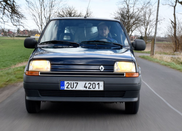 Klasický tvar Renaultu 5 s drobnými proměnami vydržel ve výrobě celých 24 let. I dnes ho pozná každý