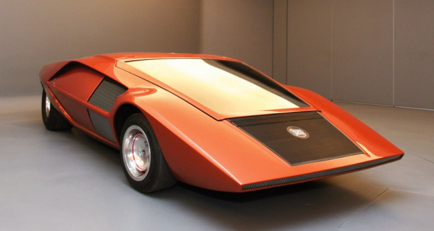 Bertone Stratos  Zero (1970) není jen  dokonalou sochou na  kolech, ale také plně funkčním prototypem s motorem uprostřed a pohonem zadních kol