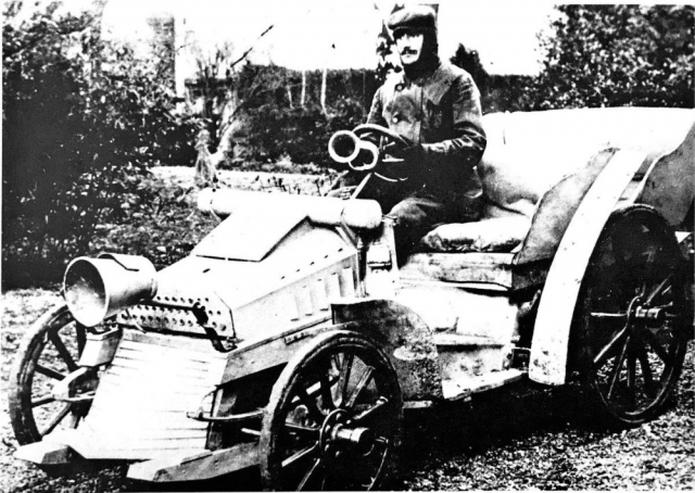 Charles Voisin řídí v pořadí druhý automobil bratrů