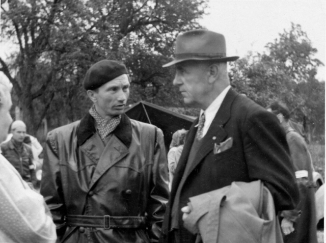 Dvě závodnické legendy kopřivnické Tatry. Zprava Josef Veřmiřovský a Jaroslav Pavelka v rozhovoru před závodem Ecce Homo v roce 1953
