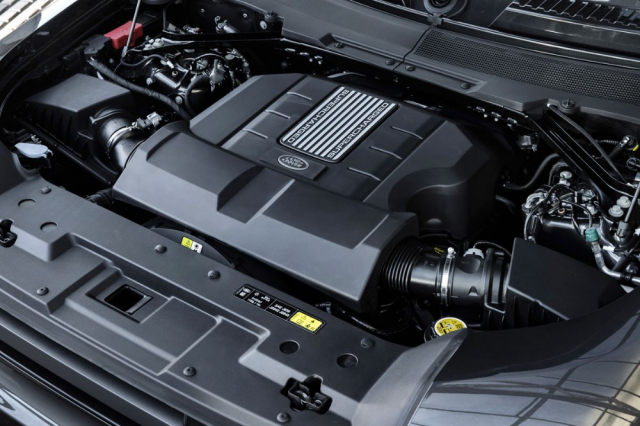 Osmiválec 5,0 litru se v Defenderu naposledy objevil v roce 2018 jako tovární přestavba původního modelu. Tam měl ale atmosférické plnění a výkon 298 kW (405 k). V novém Defenderu je přeplňován kompresorem a jeho výkon narostl na 386 kW (525 k)