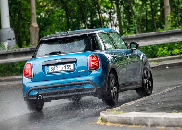 I tříválcová verze Cooper dokáže nabídnout poutavé svezení, Mini zaujalo reakcemi, ale také skvělým naladěním podvozku s víceprvkovou zadní nápravou