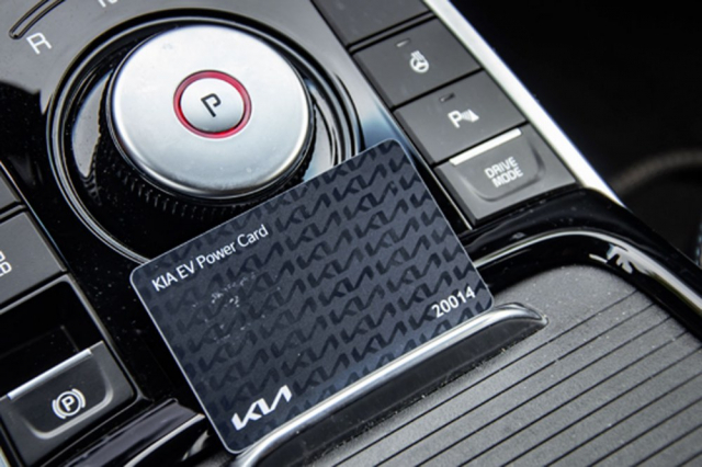 Karta je spojena s konkrétním vozem značky Kia. V případě prodeje automobilu lze kartu převést na nového majitele