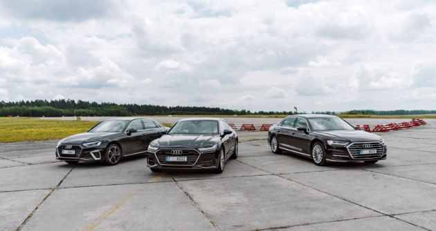 Při jízdách na letišti v Líních nám na prototypech vozů Audi ukazovali kalibrační inženýři, jak lze nastavením jednotlivých prvků měnit chování celého poháněcího ústrojí 