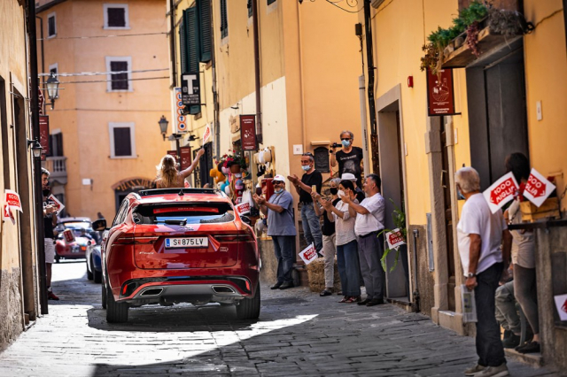 Testovací Jaguar F-Pace do kolony klasických vozidel zapadl dokonale. Navíc vynikal i novým šestiválcem Ingenium o výkonu 400 koní. Výkon je při jízdě s kolonou velmi důležitý