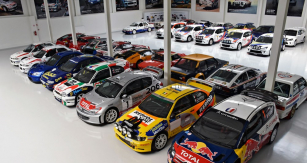 Unikátní sbírka, jaká nemá v Evropě a asi ani ve světě obdoby. Jedním z nejcennějších exemplářů je Citroën C4 WRC, už jen proto, že Francouzi své vozy z firemního depozitáře prakticky neprodávají. S tímto automobilem startoval Sébastien Loeb na Setkání mistrů v Sosnové