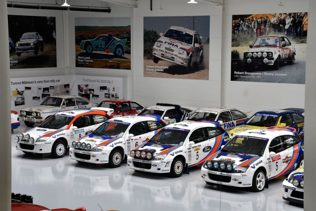 Ve sbírce najdeme devět bývalých továrních speciálů Ford Focus WRC, s nimiž jezdili například Carlos Sainz, Colin McRae, François Duval atd. Ale jsou tu i další Fordy, jako RS200 skupiny B nebo mnohem starší Escort či Sierra Cosworth belgického soutěžního jezdce Roberta Droogmanse. Nejstarším je Ford Escort, první vůz světového šampiona Tommi Mäkinena