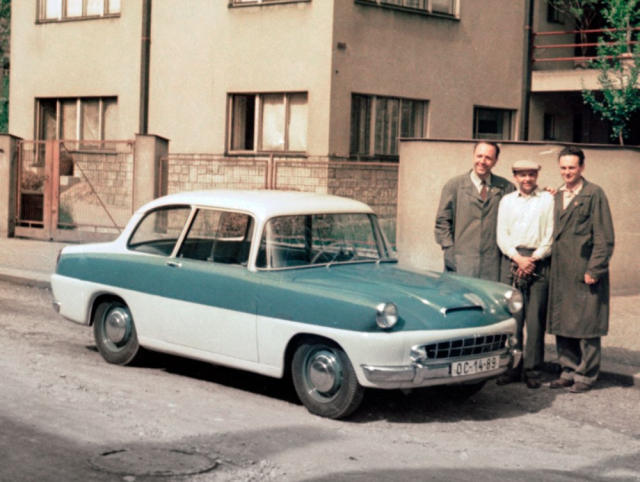 Snímek na památku z jara 1956: prototyp Š 976 s vysokomýtskými konstruktéry