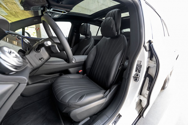 Komfortní přední sedadla poskytují prvotřídní pohodlí obvyklé u modelů Mercedes-Benz třídy S