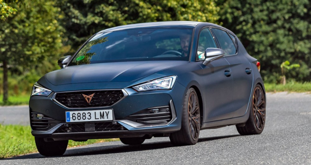 Cupra Leon je vozem s velmi přesným řízením a ovládáním. Je za všech okolností velmi stabilní a při výjezdech ze zatáčky pod plynem diferenciál přenáší maximum točivého momentu na vnější kolo 