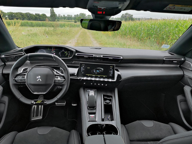 Pracoviště řidiče zůstává v modelu 508 PSE věrné druhé generaci řešení Peugeot i-Cockpit, v němž řidič sleduje přístrojový štít až nad věncem volantu
