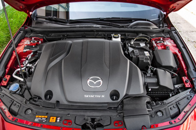 Motor e-Skyactiv X vykazuje oproti starší verzi větší pružnost v nízkých otáčkách a současně také nižší spotřebu. S rostoucím zatížením navíc spotřeba nestoupá zdaleka tak rychle, jako tomu je u menších, turbodmychadlem přeplňovaných jednotek