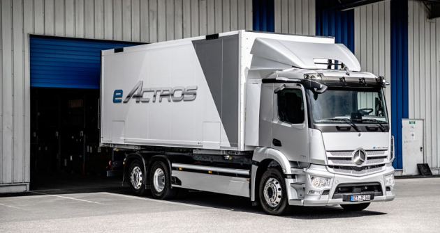 Mercedes-Benz eActros 6x2 absolvoval úspěšně dvouletý provoz u logistické společnosti