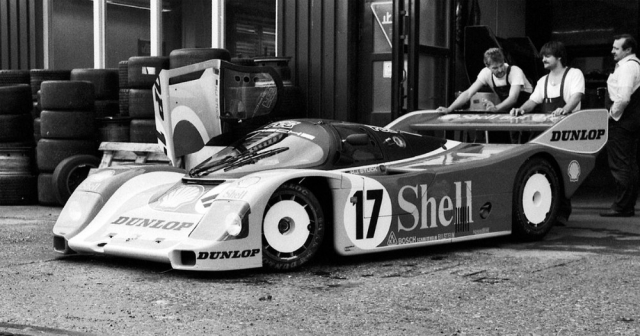 Porsche 962C s výrobním číslem 009 na dobové fotografii, když opouští dílnu Porsche Motorsport ve Weissachu