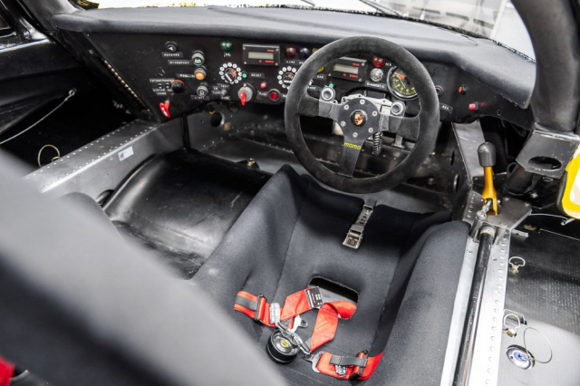 Plně funkční interiér s řadicí pákou umístěnou na pravém bočním prahu. Porsche v rámci vývoje zkoušelo i verze s dvouspojkovou převodovkou, ale nakonec od ní pro Le Mans upustilo kvůli o 40 kg větší hmotnosti a vyšší spotřebě paliva