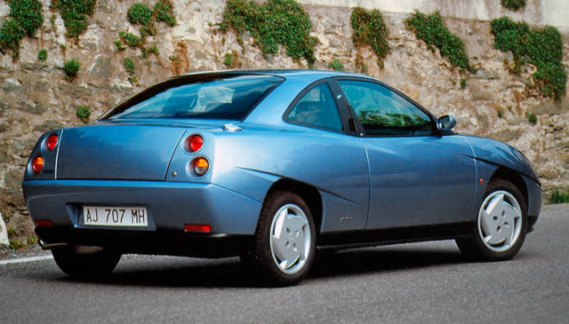 Fiat Coupé vznikal ve spolupráci se studiem Pininfarina. Bangle jako designér Fiatu vyhrál interní soutěž se svým návrhem exteriéru, zatímco interiér už byl dílem slavného italského studia