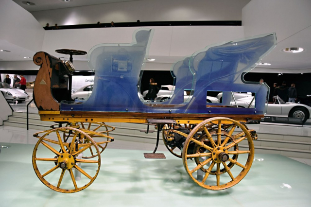 Ferdinand Porsche roku 1898 zkonstruoval elektromobil Egger-Lohner C.2 Phaeton (výkon 3 k, krátkodobě 5 k). Elektrický proud dodávaly „oktagonálnímu“ (podle osmiúhelníkového tvaru) motoru v náboji kola. Ferdinand Porsche s ním vyhrál závod na 40 km v Berlíně (1899)