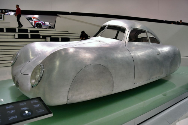 Typ 64 (1939) navrhl konstruktér pro silniční závod Berlín–Řím. Zrodily se tři kusy, které založily DNA sportovních vozů Porsche. Aerodynamika hliníkové karosérie předběhla dobu. Čtyřválcový boxer měl objem 1131 cm3 (33 k, 140 km/h)